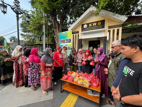Sembelih 1 Ekor Sapi dan 5 Kambing, Komunitas Wartawan Grissee Salurkan Daging Kurban ke Warga Sekitar