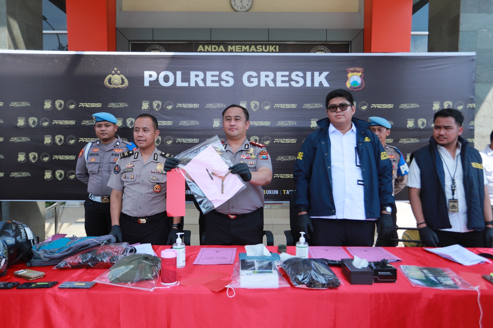 Polres Gresik Ungkap Lima Kejahatan Jalanan, Polisi Kembalikan Barang Milik Korban 1 Polres Gresik Ungkap Lima Kejahatan Jalanan, Polisi Kembalikan Barang Milik Korban