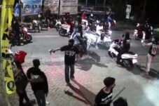 Ratusan Oknum Pesilat Terlibat Bentrokan di Dukun Gresik, Empat Orang Dikabarkan Terluka 14 Ratusan Oknum Pesilat Terlibat Bentrokan di Dukun Gresik, Empat Orang Dikabarkan Terluka