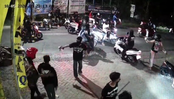 Ratusan Oknum Pesilat Terlibat Bentrokan di Dukun Gresik, Empat Orang Dikabarkan Terluka 3 Ratusan Oknum Pesilat Terlibat Bentrokan di Dukun Gresik, Empat Orang Dikabarkan Terluka