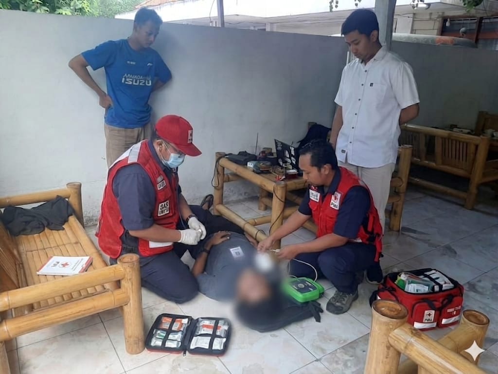 PMI Jember Evakuasi Mahasiswa Sesak Napas, Korban Tak Tertolong 4 PMI Jember Evakuasi Mahasiswa Sesak Napas, Korban Tak Tertolong