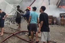 Gudang Penyimpanan Barang Retur di Tropodo Sidoarjo Ludes Terbakar 11 Gudang Penyimpanan Barang Retur di Tropodo Sidoarjo Ludes Terbakar