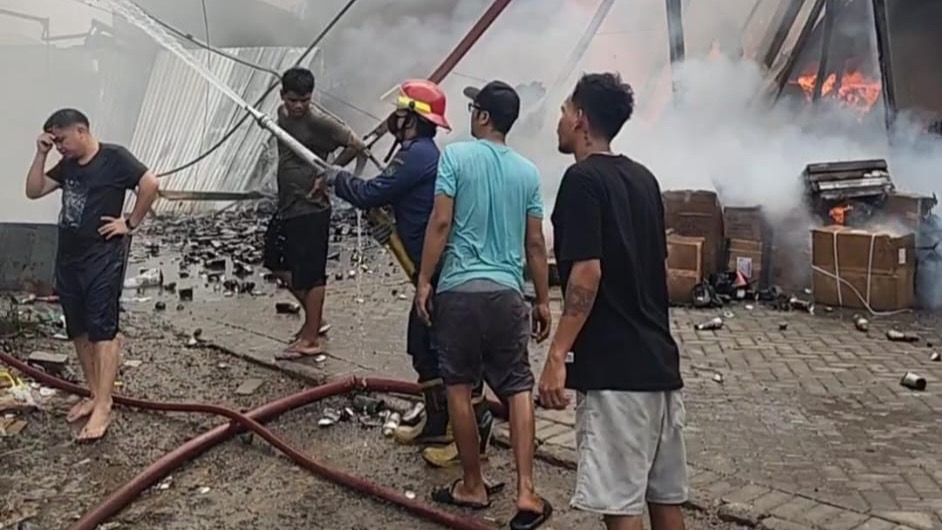Gudang Penyimpanan Barang Retur di Tropodo Sidoarjo Ludes Terbakar