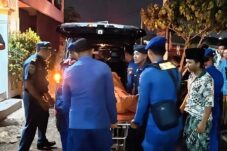 Dihantam Gelombang, Perahu Nelayan Tenggelam di Perairan Gresik, Satu ABK Ditemukan Meninggal 16 Dihantam Gelombang, Perahu Nelayan Tenggelam di Perairan Gresik, Satu ABK Ditemukan Meninggal