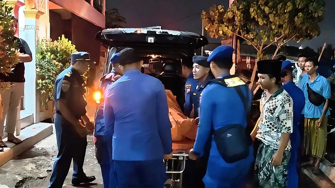 Dihantam Gelombang, Perahu Nelayan Tenggelam di Perairan Gresik, Satu ABK Ditemukan Meninggal 4 Dihantam Gelombang, Perahu Nelayan Tenggelam di Perairan Gresik, Satu ABK Ditemukan Meninggal