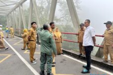 Cegah Aksi Bunuh Diri, Polres Batu dan Dinas PUPR Jatim Bangun Pagar Jembatan Cangar 8 Cegah Aksi Bunuh Diri, Polres Batu dan Dinas PUPR Jatim Bagung Pagar Jembatan Cangar