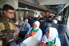 Bupati Kediri Berangkatkan 1.213 Jemaah Haji, Usia Tertua 105 Tahun 14 Bupati Kediri Berangkatkan 1.213 Jemaah Haji, Usia Tertua 105 Tahun