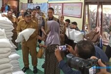 1.335 Warga di Ngawi Rela Antre Dapatkan Bantuan Pangan Beras dan Minyak Goreng 9 1.335 Warga di Ngawi Rela Antre Dapatkan Bantuan Pangan Beras dan Minyak Goreng