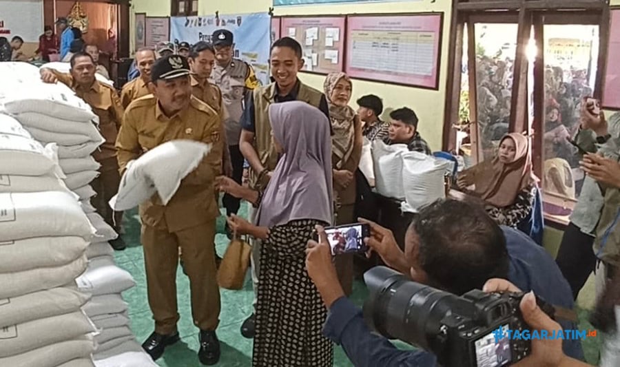 1.335 Warga di Ngawi Rela Antre Dapatkan Bantuan Pangan Beras dan Minyak Goreng