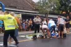 Kakak Beradik Tewas Ditabrak Truk Tronton di Jalan Raya Ngawi-Solo 12 Kakak Beradik Tewas Ditabrak Truk Tronton di Jalan Raya Ngawi-Solo