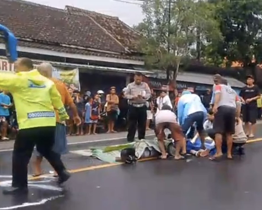 Kakak Beradik Tewas Ditabrak Truk Tronton di Jalan Raya Ngawi-Solo