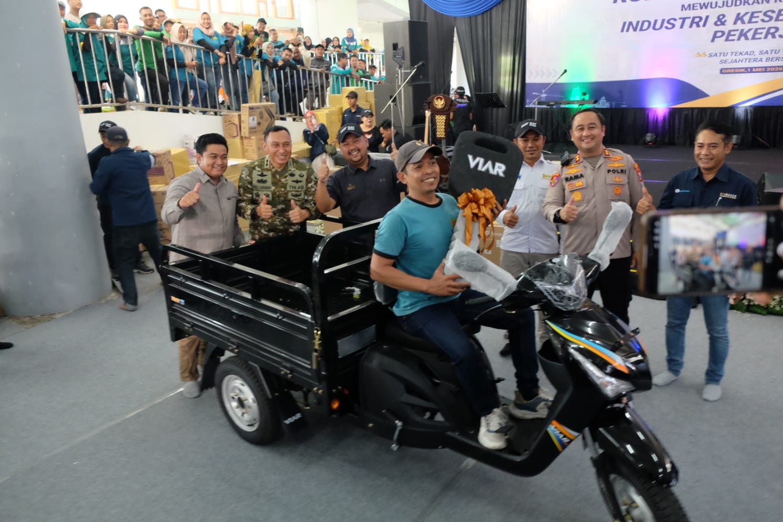 Pemkab Gresik Bagikan Hadiah Elektronik hingga Motor saat Peringatan Hari Buruh