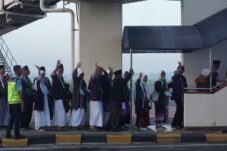 Kloter 116 Berangkat, Proses Keimigrasian Haji di Embarkasi Surabaya Selesai 15 Kloter 116 Berangkat, Proses Keimigrasian Haji di Embarkasi Surabaya Selesai