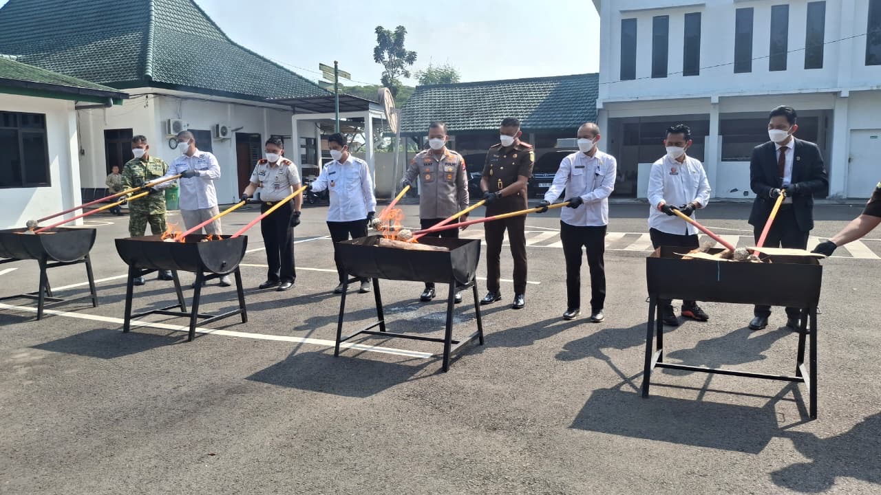 Kejari Kabupaten Malang Musnahkan Sabu hingga 190 Ribu Rokok Ilegal 1 Kejari Kabupaten Malang Musnahkan Sabu hingga 190 Ribu Rokok Ilegal