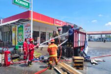 Truk Muat Mebel Terbakar di Raya Juanda, Api Sempat Picu Kepanikan 8 Truk Muat Mebel Terbakar di Raya Juanda, Api Sempat Picu Kepanikan