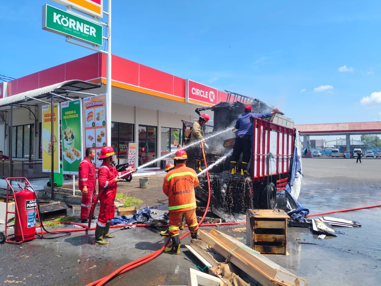Truk Muat Mebel Terbakar di Raya Juanda, Api Sempat Picu Kepanikan