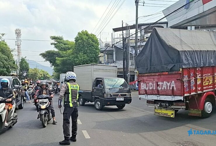 Antrean BBM Sempat Ganggu Arus Lalu Lintas, Satlantas Polres Batu Terjunkan Personel 7 Antrean BBM Sempat Ganggu Arus Lalu Lintas, Satlantas Polres Batu Terjunkan Personel