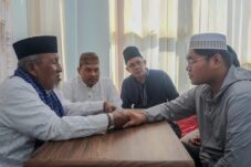 Terpikat Akhlak Muslim Indonesia, Warga Cina Mantapkan Diri Masuk Islam di Gresik