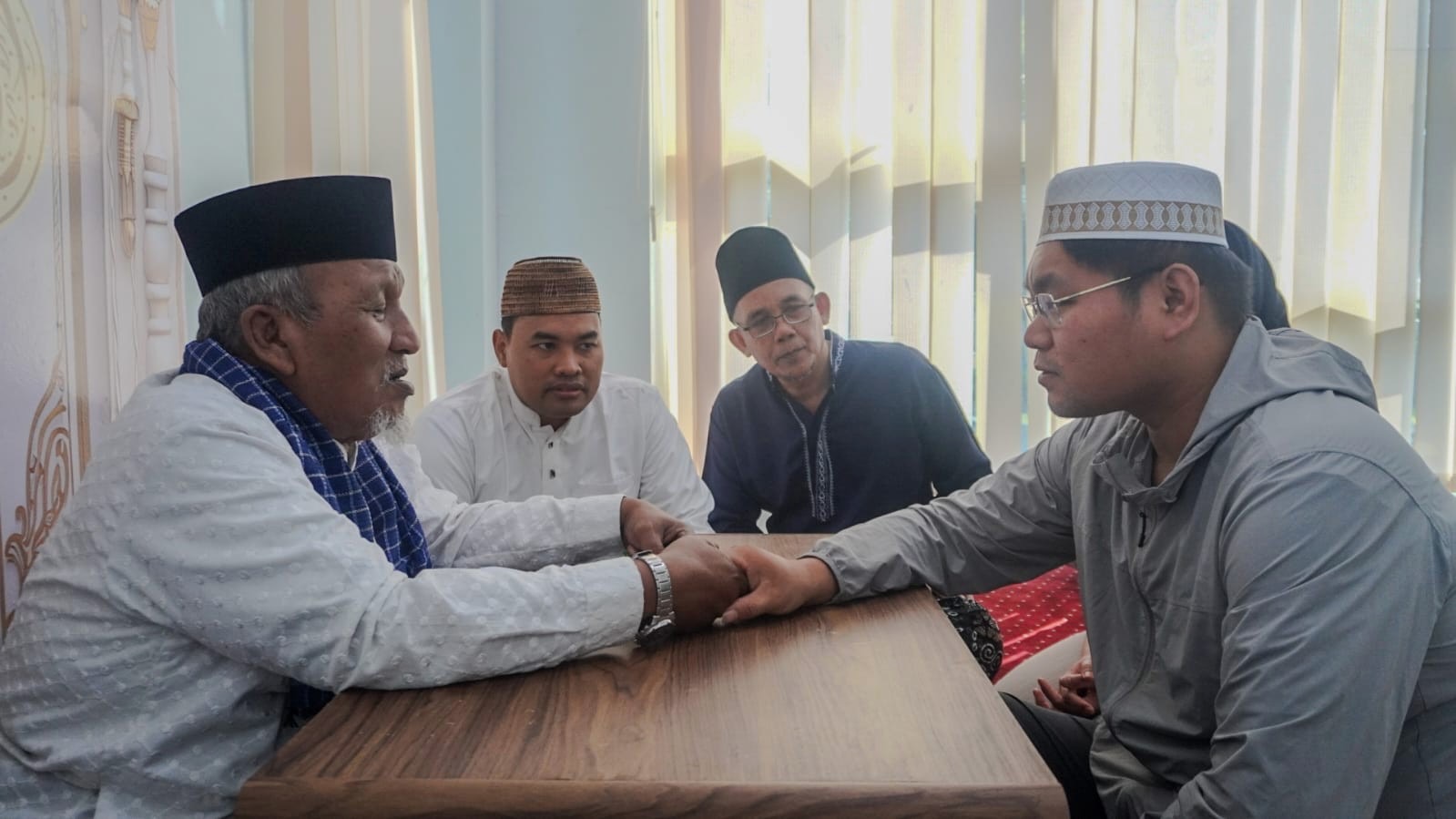 Terpikat Akhlak Muslim Indonesia, Warga Cina Mantapkan Diri Masuk Islam di Gresik 12 Terpikat Akhlak Muslim Indonesia, Warga Cina Mantapkan Diri Masuk Islam di Gresik