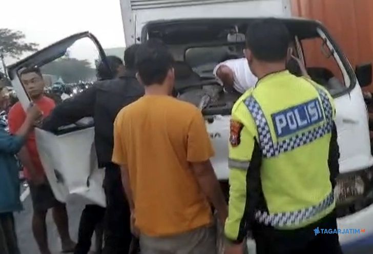 Kecelakaan Beruntun di Karanglangit Lamongan, 3 Orang Luka 1 Kecelakaan Beruntun di Karanglangit Lamongan, 3 Orang Luka