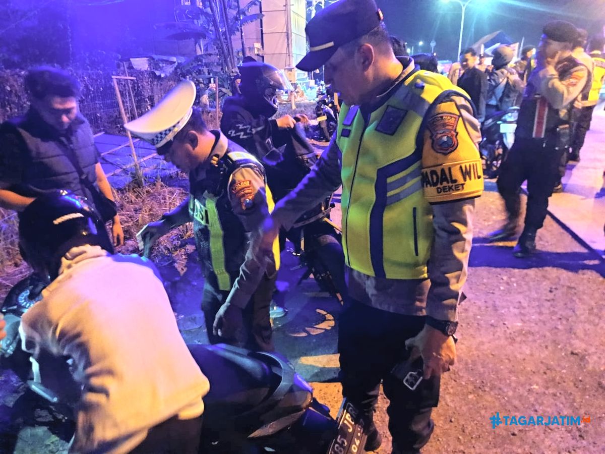 Polres Lamongan Tindak Konvoi dan Rombongan Liar Menuju Acara Pengesahan Silat 2 Polres Lamongan Tindak Konvoi dan Rombongan Liar Menuju Acara Pengesahan Silat