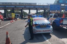 Tiga Kendaraan Terlibat Kecelakaan di Pintu Tol Waru Utama, 2 Korban Luka Berat 8 Tiga Kendaraan Terlibat Kecelakaan di Pintu Tol Waru Utama, 2 Korban Luka Berat