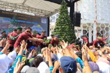 Ribuan Warga Gresik Serbu Tumpeng Raksasa Tiga Ribu Nasi Krawu KWGe, Pecahkan Rekor MURI
