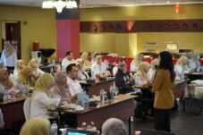 Kasus Stroke Jadi Perhatian, Nakes Puskesmas Kota Kediri Diperkuat Lewat OJT 17 Tenaga kesehatan dari seluruh puskesmas di Kota Kediri mengikuti On The Job Training (OJT) penanganan stroke sebagai upaya meningkatkan kemampuan deteksi dini, penanganan awal, hingga sistem rujukan pasien. (Foto : Pemkot Kediri)
