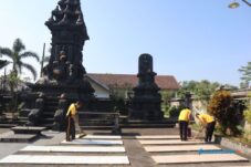 Polres Malang Bersihkan Pura Kendalisodo Sambut Hari Bhayangkara ke-80