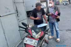Pasangan Muda Mudi di Gresik Terekam CCTV Curi Motor