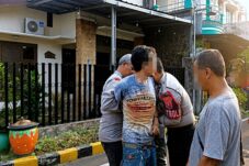 Lempar Kaca dan Genteng ke Jalan, Pria di Kota Malang Diamankan Polisi 31 Lempar Kaca dan Genteng ke Jalan, Pria di Kota Malang Diamankan Polisi