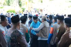 Pulang dari Tanah Suci, Nurochman dan 226 Jemaah Haji Disambut Hangat di Kota Batu 30 Pulang dari Tanah Suci, Nurochman dan 226 Jemaah Haji Disambut Hangat di Kota Batu