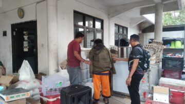 Dua Sopir Distribusi di Malang Ditangkap, Diduga Curi Sembako Milik Perusahaan 49 Dua Sopir Distribusi di Malang Ditangkap, Diduga Curi Sembako Milik Perusahaan
