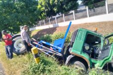 Hindari Motor yang Memotong Jalur, Truk Terperosok ke Sungai di Krian Sidoarjo 19 Hindari Motor yang Memotong Jalur, Truk Terperosok ke Sungai di Krian Sidoarjo