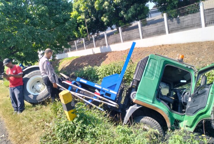 Hindari Motor yang Memotong Jalur, Truk Terperosok ke Sungai di Krian Sidoarjo 7 Hindari Motor yang Memotong Jalur, Truk Terperosok ke Sungai di Krian Sidoarjo