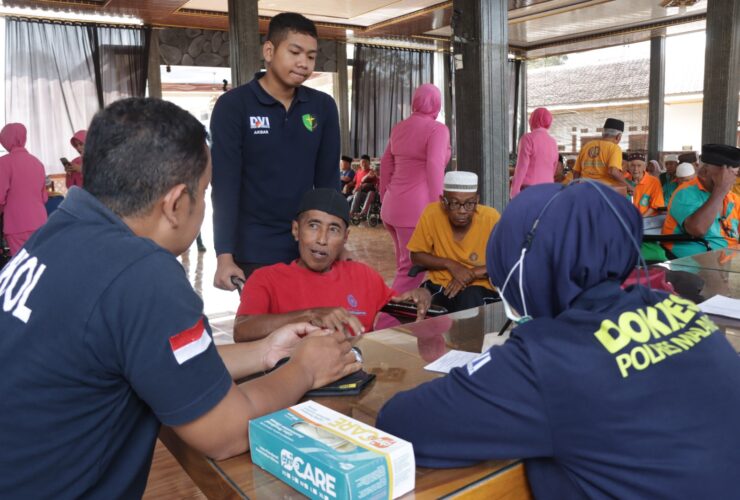 Polres Malang Periksa Kesehatan Puluhan Lansia di Wajak dalam Rangka Hari Bhayangkara ke-80 3 Polres Malang Periksa Kesehatan Puluhan Lansia di Wajak dalam Rangka Hari Bhayangkara ke-80