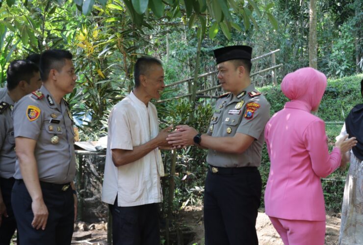 Polres Malang Anjangsana ke Anggota Sakit Sambut Hari Bhayangkara ke-80 7 Polres Malang Anjangsana ke Anggota Sakit Sambut Hari Bhayangkara ke-80