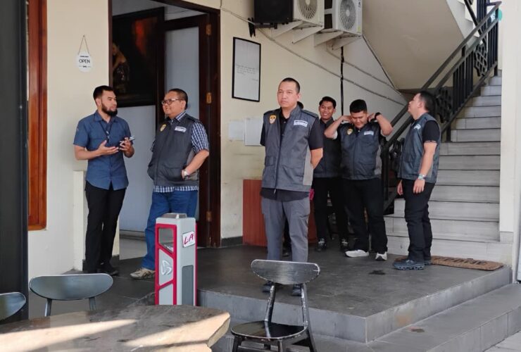 Penggeledahan Kasus TPPU Ponsel Bekas di Sidoarjo