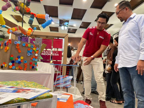 Keren! Inovasi Kampung KASRI Malang, Sulap Tutup Botol Jadi Eco-Furniture Bernilai Tinggi Bareng BINUS dan DLH 1 IMG 20260613 224656