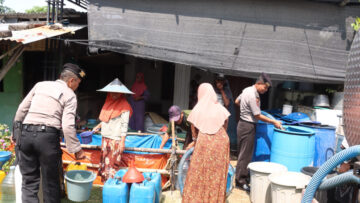 Polres Lamongan Salurkan 6 Truk Air Bersih untuk Warga Sarirejo dalam Rangka Hari Bhayangkara ke-80