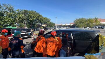 Perempuan Ditemukan Meninggal di Mobil Dinas Pemkab Bangkalan di Parkiran Terminal 1 Juanda 2 Perempuan Ditemukan Meninggal di Mobil Dinas Pemkab Bangkalan di Parkiran Terminal 1 Juanda