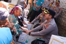 Hari Bhayangkara ke-80, Polres Lamongan Bedah Rumah Warga dan Salurkan Bansos