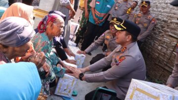 Hari Bhayangkara ke-80, Polres Lamongan Bedah Rumah Warga dan Salurkan Bansos