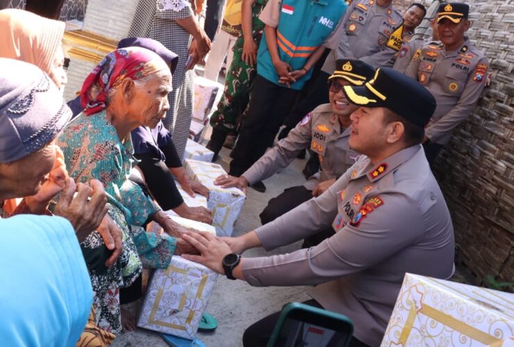 Hari Bhayangkara ke-80, Polres Lamongan Bedah Rumah Warga dan Salurkan Bansos