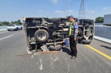 Ban Pecah, Mobil Boks Bermuatan Galon Terguling di KM 767 Tol Surabaya-Gempol 17 Ban Pecah, Mobil Boks Bermuatan Galon Terguling di KM 767 Tol Surabaya-Gempol