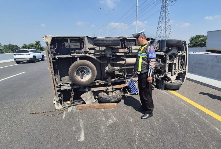 Ban Pecah, Mobil Boks Bermuatan Galon Terguling di KM 767 Tol Surabaya-Gempol 3 Ban Pecah, Mobil Boks Bermuatan Galon Terguling di KM 767 Tol Surabaya-Gempol