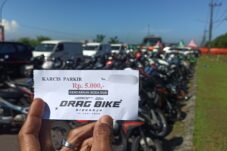 Tarif Parkir Tak Sesuai Karcis, Pengunjung Acara Dragbike Bupati Sidoarjo CUP Pilih Pulang 13 d57b14c5 9b21 401c 8c32 25f1d1be2c6e