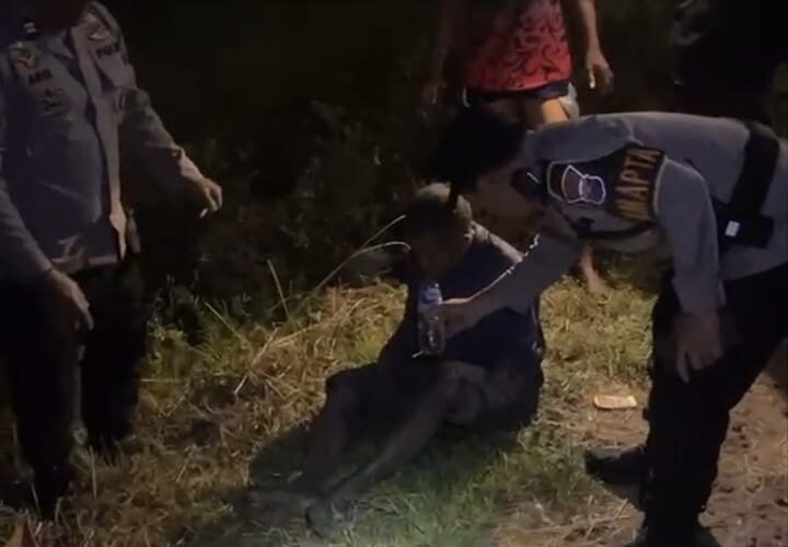 Dua Hari Tak Makan, Lansia Asal Surabaya Dievakuasi Polisi ke RSUD Soegiri 7 Dua Hari Tak Makan, Lansia Asal Surabaya Dievakuasi Polisi ke RSUD Soegiri