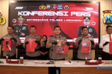 Polres Lamongan Bekuk 5 Pelaku Ganjal ATM Lintas Provinsi 13 Polres Lamongan Bekuk 5 Pelaku Ganjal ATM Lintas Provinsi