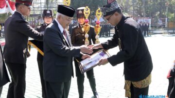 Kapolres dan Bupati Malang Beri Penghargaan Pemenang Lomba Satkamling di Hari Bhayangkara ke-80 23 Kapolres dan Bupati Malang Beri Penghargaan Pemenang Lomba Satkamling di Hari Bhayangkara ke-80